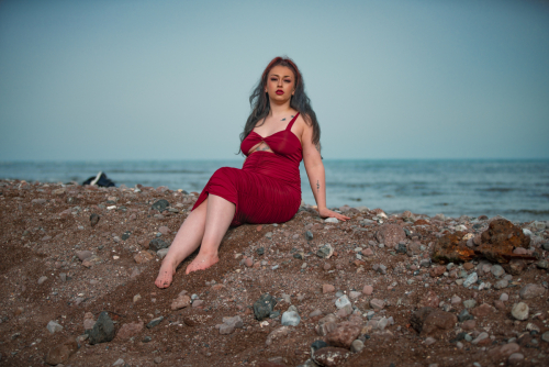 Teignmouth beach lifestyle shoot, barefoot female model – Jason Reading Photography